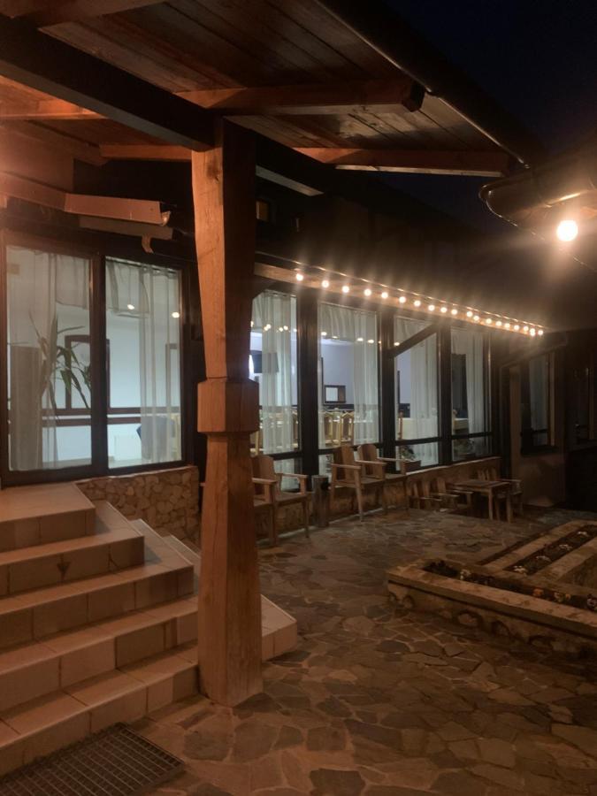 No Comment Rustic Hotell Curtea de Argeş Exteriör bild