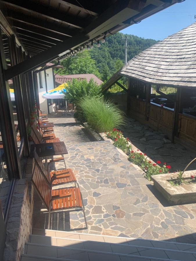 No Comment Rustic Hotell Curtea de Argeş Exteriör bild