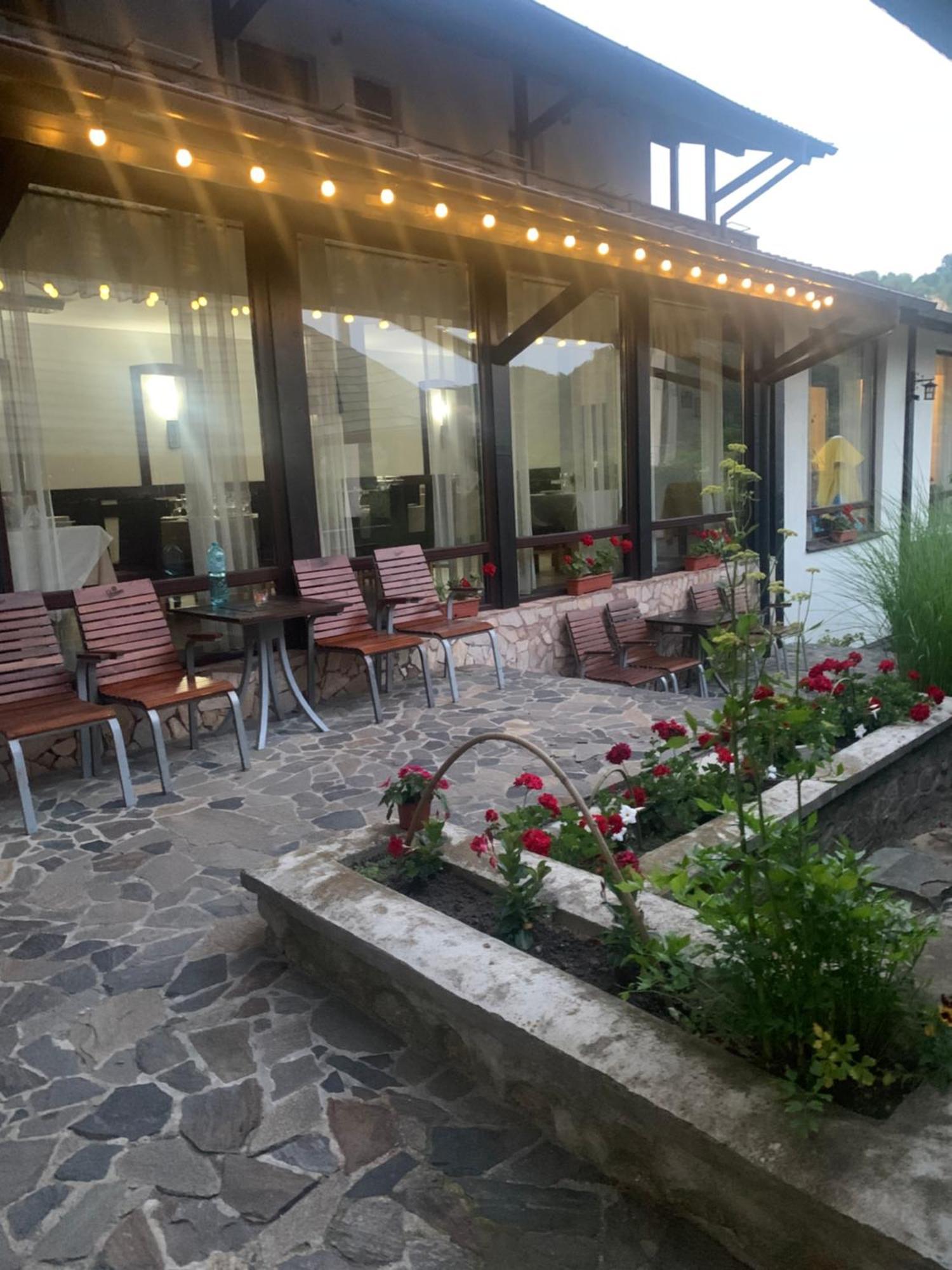 No Comment Rustic Hotell Curtea de Argeş Exteriör bild
